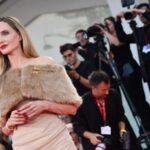Venezia 81, Angelina Jolie si commuove per la standing ovation e cerca l'abbraccio di Favino - Video