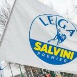 Mamma con burqa nel cartello stradale a Jesi, ira Lega. Il sindaco: Persa occasione per tacere