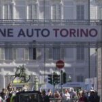 Torino, auto da rally sulla folla in piazza San Carlo: 5 in ospedale