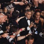 Venezia 81, George Clooney si improvvisa fotografo sul red carpet - Video