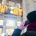 Caos treni alla Vigilia di Natale, guasto a nodo ferroviario di Napoli e ritardi di oltre un'ora su ...