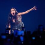 Olivia Rodrigo, incidente sul palco: cade in una buca durante il concerto - Video