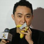 Justin Sun ha mangiato la banana di Cattelan, l'ha pagata 6,2 milioni