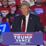 Trump e i problemi di look nel comizio: I capelli non vanno, ma non sono vecchio