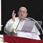 Papa Francesco, gesti a sorpresa e linguaggio colloquiale: quando Bergoglio ha spiazzato