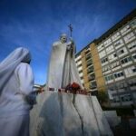 Papa, Vaticano: Notte trascorsa bene, stamani si è alzato e ha fatto colazione