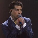 Sanremo 2025, Tony Effe senza collana (ma con anelli) per il duetto