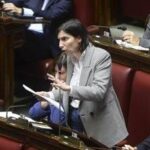 Santanchè, Schlein all'attacco di Meloni: Scappa ancora, fa finta di non conoscerla