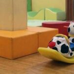 Bimba legata a una sedia con una sciarpa, licenziata educatrice in asilo di Napoli