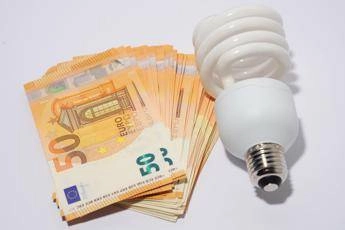 Bollette luce, nel secondo trimestre -2,4% per clienti vulnerabili in maggior tutela