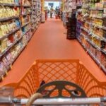 Consumi, spesa famiglie stabile nel 2024: ma una su tre taglia quella alimentare