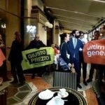 Milano, blitz di Ultima Generazione nel ristorante di Cracco: Lusso per pochi e fame per molti