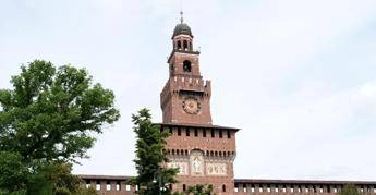 Milano, incendio al Castello Sforzesco: evacuate le persone all'interno