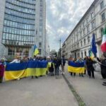 Ucraina, protesta sotto consolato Usa a Milano: Da Trump show assurdo, bene Zelensky
