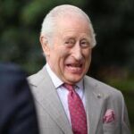 Dalla carta igienica agli acquerelli, cosa porta Carlo III in valigia