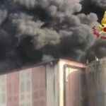 Incendio in industria chimica di Caivano, rischio diossina: scuole chiuse in diversi comuni