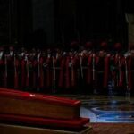 Morte Papa Francesco, dalle catacombe ai riti barocchi: il funerale pontificio nei secoli