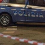 Napoli, tenta di sedare una lite in strada: accoltellato 18enne