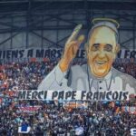 Papa Francesco, l'omaggio del Marsiglia: coreografia da brividi al Velodrome