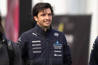 Sainz, nostalgia Ferrari? Sbaglia il box a Suzuka e la Williams lo richiama - Video