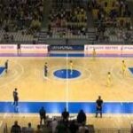 Ucraina, sfida aperta alla Uefa: minuto di silenzio nonostante il divieto - Video