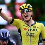 Giro d'Italia 2025, Kooij vince in volata la dodicesima tappa. Del Toro ancora rosa
