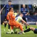 Inter-Barcellona, Inigo Martinez sputa ad Acerbi dopo il gol del 2-0 - Video