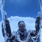 Scaraventato a più di 8.000 metri, parapendista sopravvive al gelo e all’ipossia: il video è virale