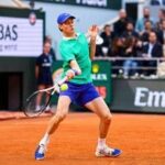Sinner, l'outfit 'colorato' del Roland Garros fa discutere