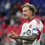 Bernardeschi, provocazione social: Sono ignorante e credo solo ai soldi - Video