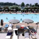 Infezioni in piscina, medici anti-bufale: I rischi sono tanti, il cloro non uccide tutti i germi