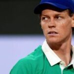 Sinner battuto in finale infinita al Roland Garros, Alcaraz trionfa al quinto set