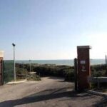 Cancelli di Ostia, spiagge senza servizi. Le critiche: Campidoglio improvvisa sulla pelle dei bagna...