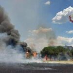 Incendio a Roma, fiamme partite da baracca raggiungono barriere anti rumore sul Gra: salvata una don...