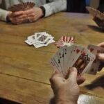 Rissa al centro anziani, pugno in faccia a un 97enne per... una partita a scopa