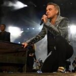 Robbie Williams e lo sfogo sulla malattia dei genitori: Non sono pronto per questo