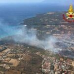 Sardegna, nuovo incendio: fiamme a Orosei, evacuati un resort e diverse case