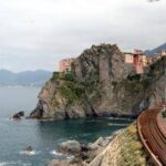Tragedia alle Cinque Terre, muore cadendo da via dell'Amore dopo litigio con fidanzata