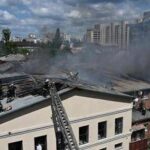 Ucraina, Russia non ferma le bombe: almeno 25 morti nei raid. Cremlino risponde a Trump