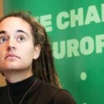 Ue, Carola Rackete si dimette da eurodeputata. Left: Ci mancherà
