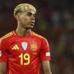 Yamal e la festa con persone affette da nanismo, padre lo difende: È solo invidia