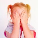 Bimbi in ansia già a 2 anni. Le paure? Buio, mostri e distacco dai genitori