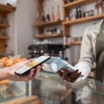 Carte elettroniche, aumenta uso in vacanza: 10 consigli su come non cadere in trappola