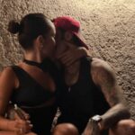 Fedez, il bacio con Giulia Honegger e la dedica: Non può piovere per sempre