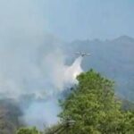 Fiamme sul Vesuvio, prefetto: Ancora al lavoro, incendio si sta marginalizzando