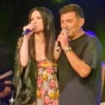 Max Giusti e la sorpresa a Gatteo, tra il pubblico c'è Laura Pausini: duetto sul palco e pubblico in...