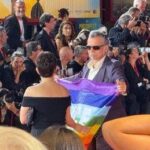 Mostra Venezia, Piero Pelù sul red carpet con la bandiera della pace
