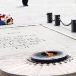 Parigi, arrestato l'uomo che si era acceso sigaretta con fiamma milite ignoto