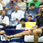 Us Open, Djokovic-Tien interrotta e medico in campo per Nole. Cos'è successo