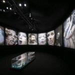 Fabrizio Ferri incarta le star nella plastica